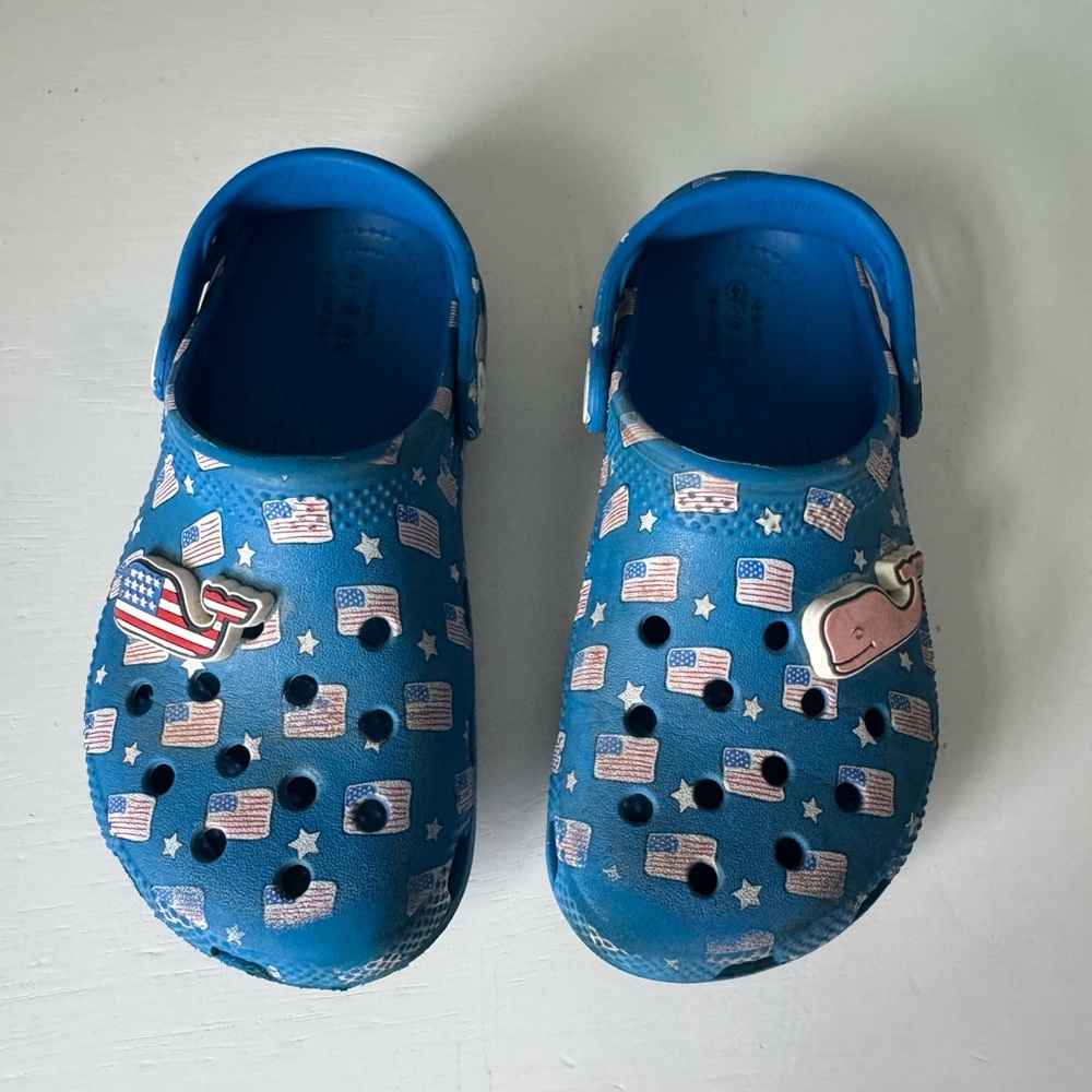 Vineyard Vines patriotic crocs 🐳 🇺🇸